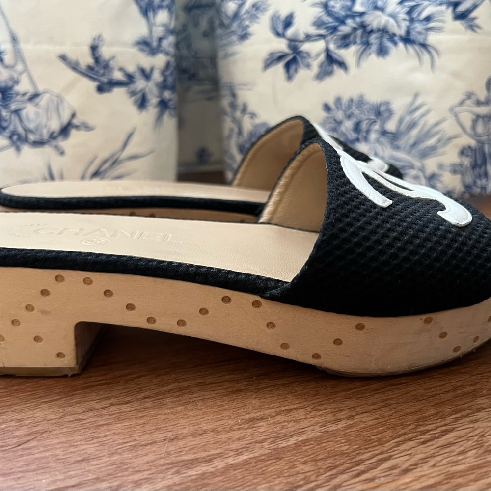 CHANEL Black and White Sandals - Picture 6 of 6